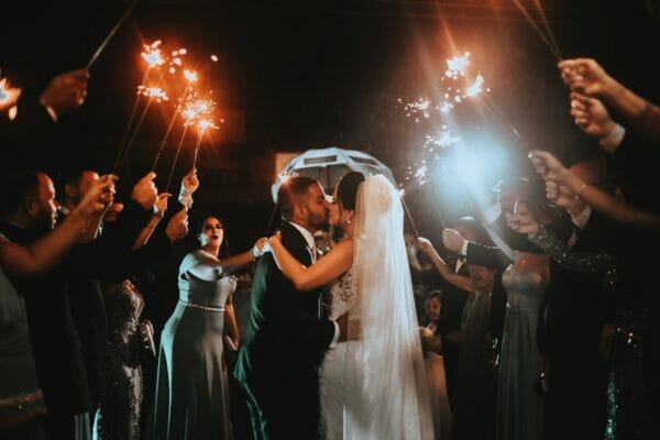 ¿Cómo elegir la música de tu boda? Descubre la canción ideal de cada momento con esta guía 7 Apertura de baile de boda