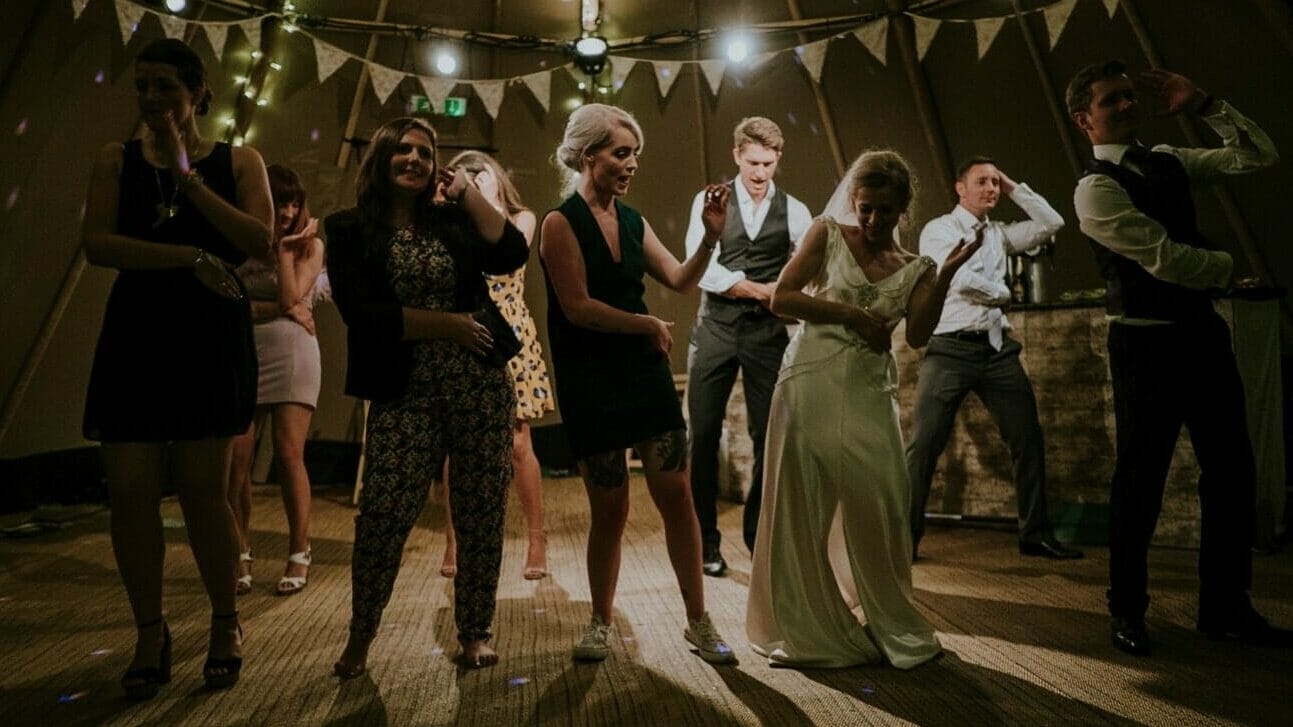 ¿Cómo elegir la música de tu boda? Descubre la canción ideal de cada momento con esta guía 8 Fiesta y baile de boda