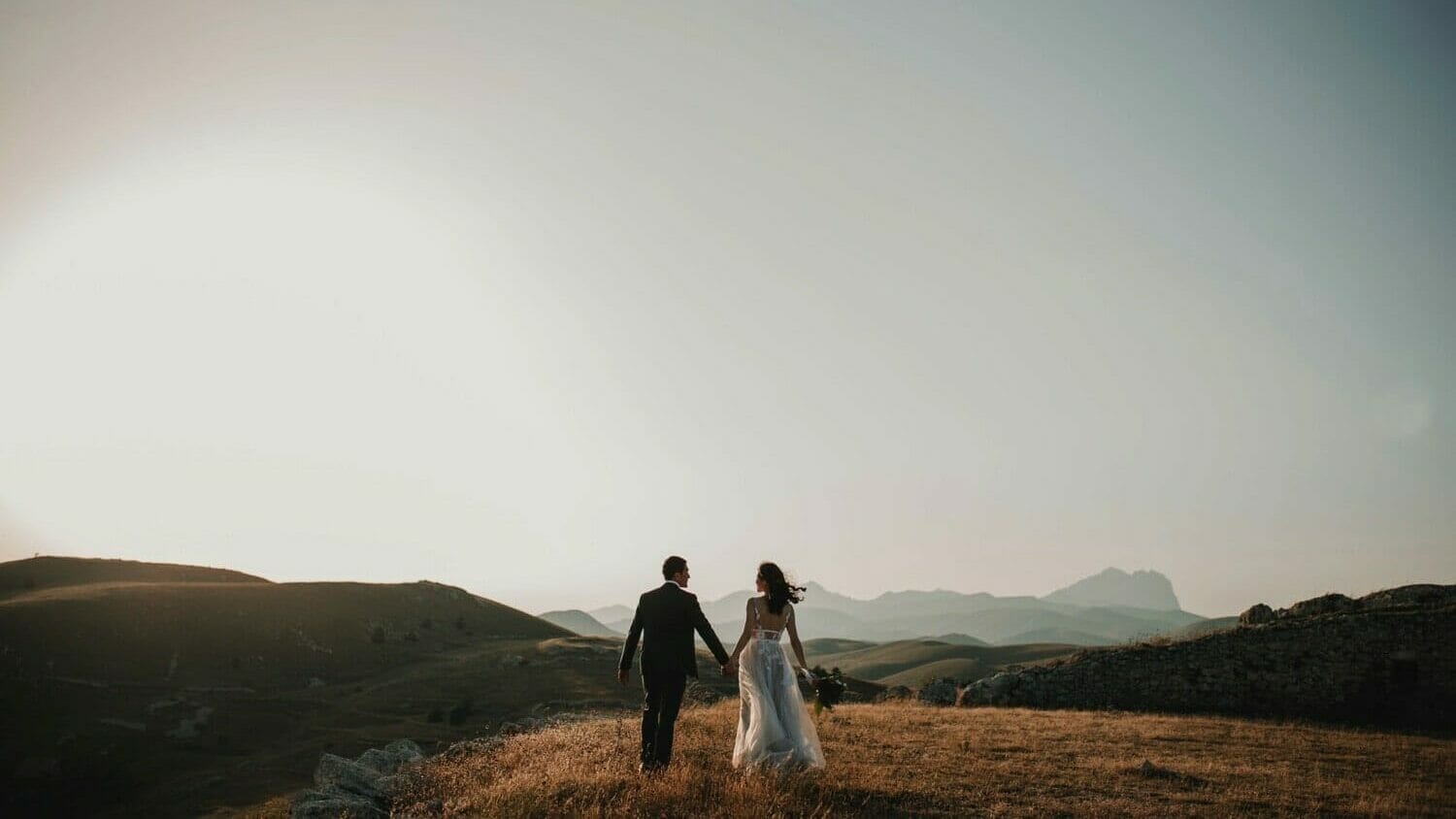 ¿Cómo elegir la música de tu boda? Descubre la canción ideal de cada momento con esta guía 2 Pareja de novios en el monte