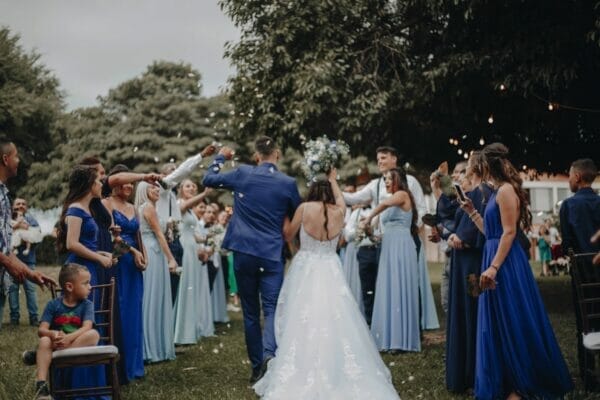 ¿Cómo elegir la música de tu boda? Descubre la canción ideal de cada momento con esta guía 4 Salida de una ceremonia con pétalos