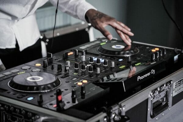 Cómo contratar al DJ perfecto para tu boda o evento: preguntas clave que debes hacer 2 dj tocando mesa