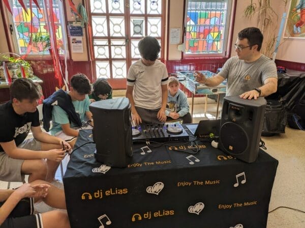 Taller Dj en el colegio Antonio Trueba de Portugalete 1 Practicando en el taller dj